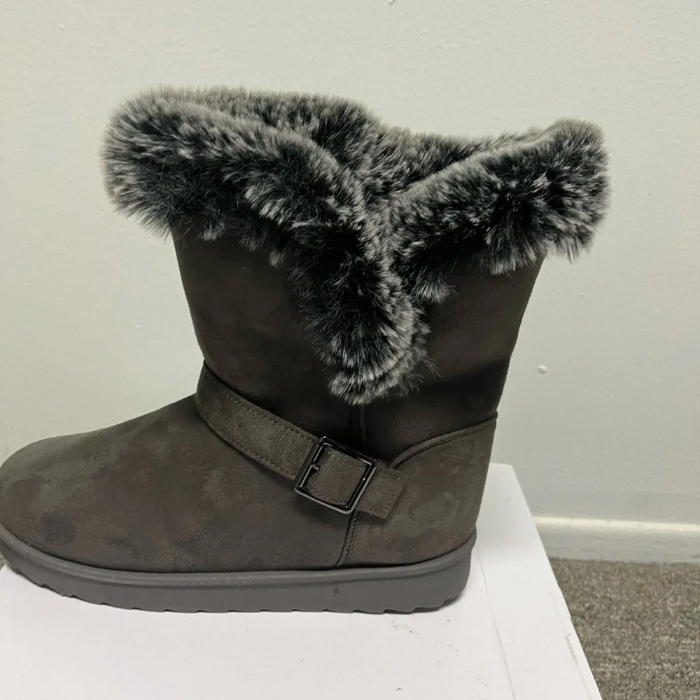 New In Box Boots Size 8.5 Wide